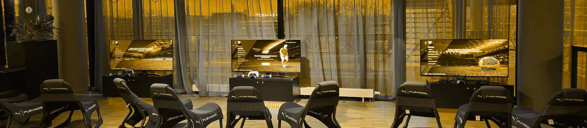 Console gaming opstelling met Playseat stoelen, schermen en controllers voor events
