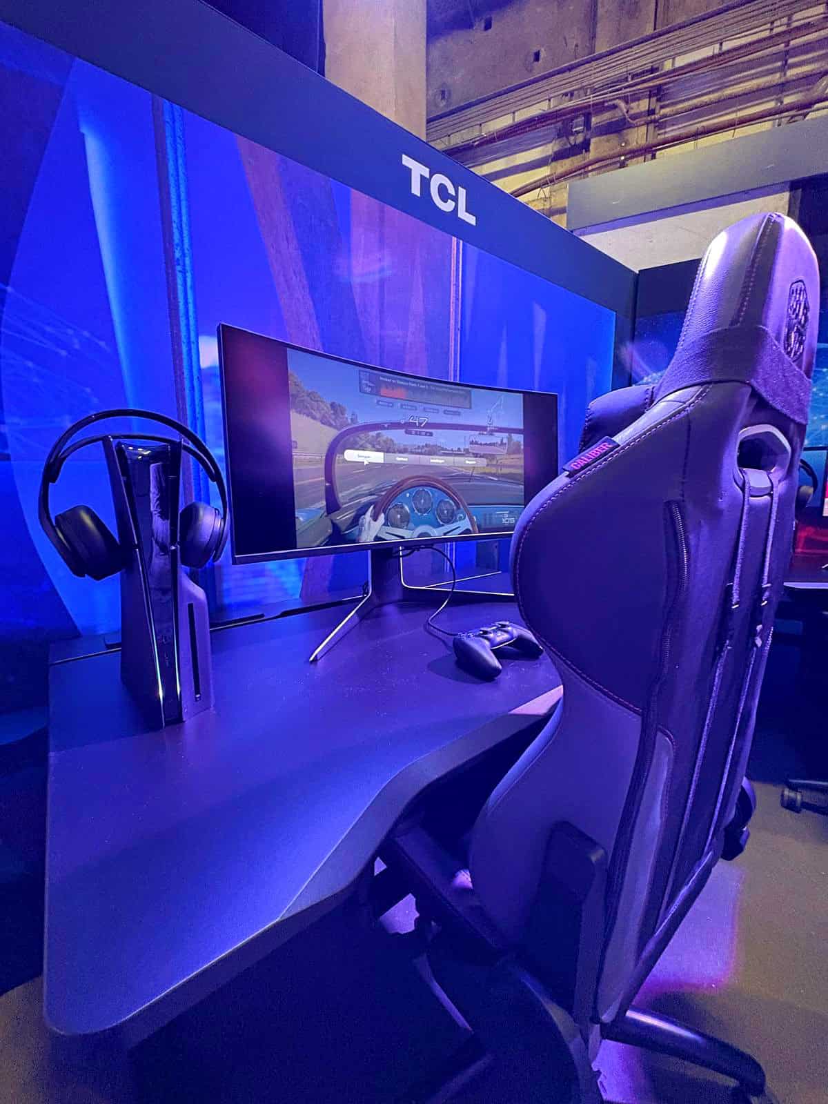 Bewerkte marketingfoto van PlayStation 5 game station bij TCL gaming scherm