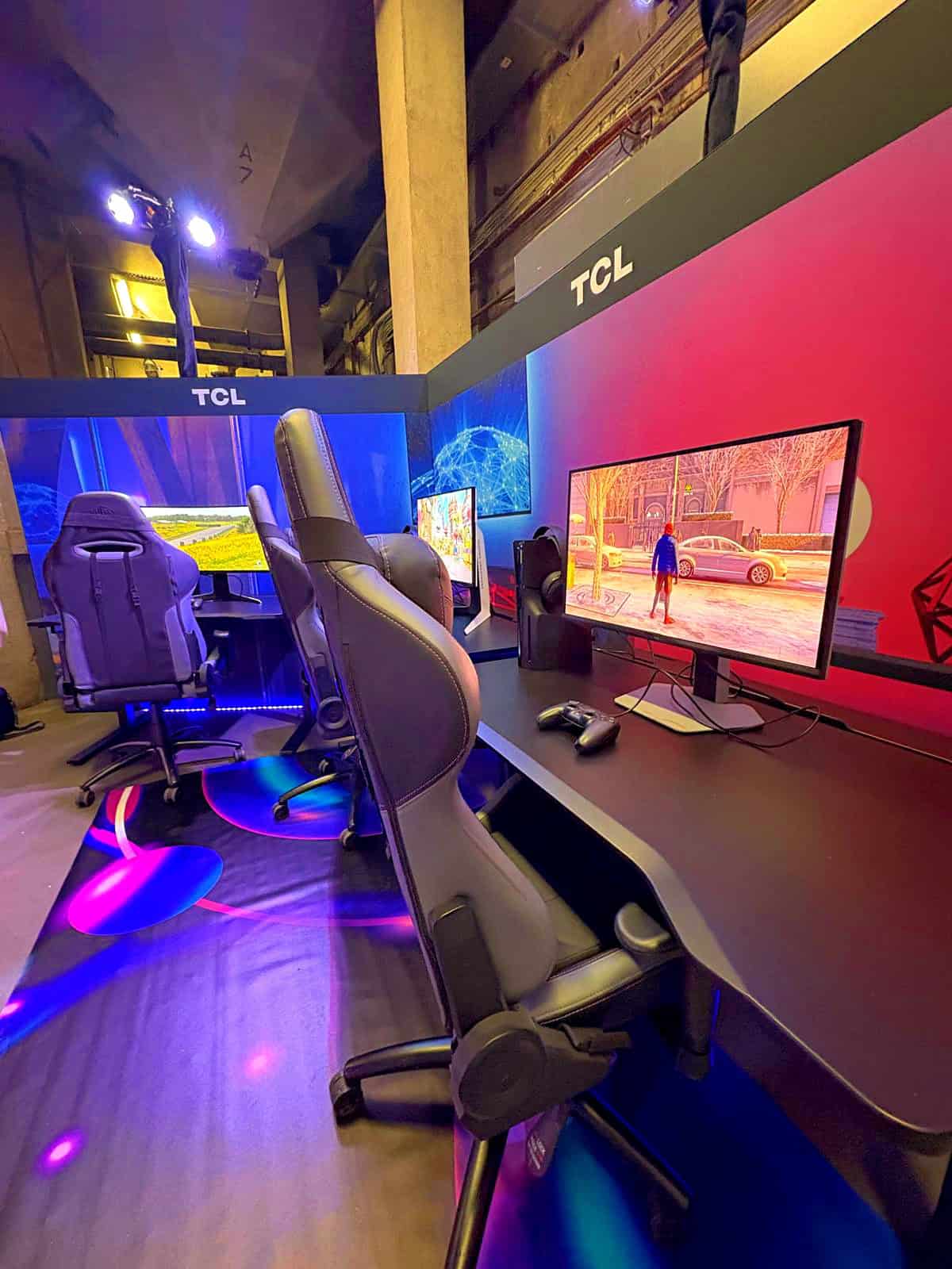 Bewerkte marketingfoto van TCL gaming demo-opstelling met PlayStation 5 stations